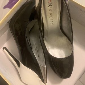 Never worn unrestricted black white pump